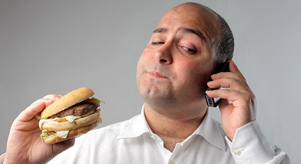 Mit E-Mail und Telefon purzeln die Pfunde Burger ja oder nein? Eine Studie ergab, dass regelmäßige Motivationshilfen via Telefon abnehmwilligen Menschen bei ihrem Vorhaben helfen.