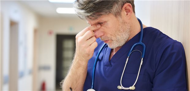 Burnout ist bei Klinikärztinnen und -ärzten vor allem bei leitenden Personen weit verbreitet, legt eine Studie nahe.