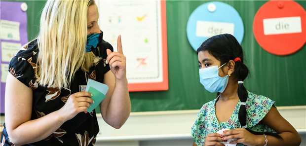 Leopoldina empfiehlt Mund-Nasen-Schutz im Klassenzimmer Bushra (7) steht mit der Klassenlehrerin vor einer Schultafel. Das Tragen von Mund-Nasen-Schutz wird nach den Sommerferien das Bild an vielen Schulen prägen. Ob das auch im Klassenzimmer gilt, ist uneinheitlich geregelt.