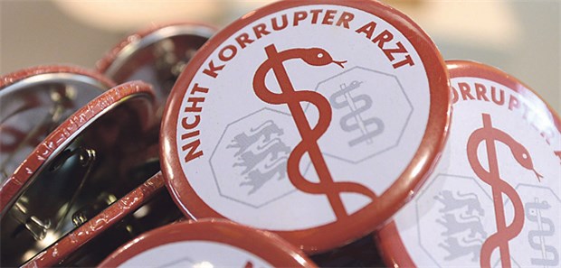 Neuregelung muss Grauzonen vermeiden Buttons mit der Aufschrift "Nicht korrupter Arzt" wurden im Januar 2013 in Stuttgart bei einer Messe ausgelegt.