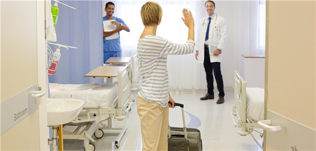 Bye-bye: Patienten haben mehr Vertrauen in die besuchte Klinik, wenn sie hinterher einen ausführlichen Entlassbrief in laienverständlicher Sprache bekommen, der die einzelnen Eingriffe detailliert und in leichter Sprache erklärt. Das zeigen Erhebungen im Rahmen des Innovationsfondsprojektes PASTA.