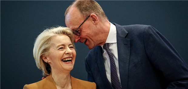 Von der Leyen strebt zweite Amtszeit als EU-Kommissionspräsidentin an CDU-Chef Friedrich Merz und die amtierende EU-Kommissionspräsidentin Ursula von der Leyen am Rande der CDU-Bundesvorstandssitzung am Montag in Berlin: Die CDU unterstützt von der Leyens Kandidaturwunsch für eine zweite Amtszeit. Dafür müsste sie Spitzenkandidatin der EVP-Fraktion im EU-Parlament werden.