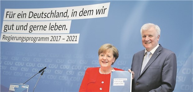 Union blendet Zukunft der GKV-Finanzen aus CDU-Vorsitzende Angela Merkel und CSU-Chef Horst Seehofer bei der Vorstellung des Wahlprogramms.