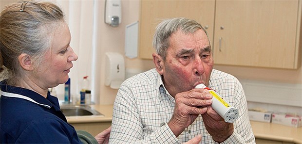 COPD-Patienten gehören zu den typischen Kandidaten für die Chronikerbetreuung: Erst im dritten Quartal nach der Diagnosestellung dürfen die Zuschläge dafür berechnet werden.