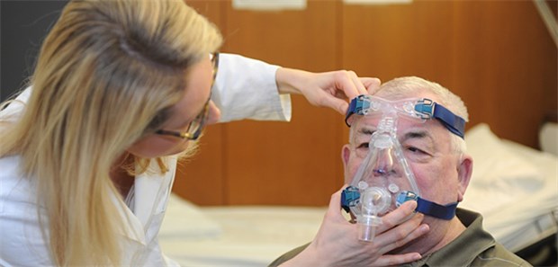 Nichtinvasive Beatmung kann Leben retten COPD-Patienten profitieren von der nicht-invasiven Beatmung.