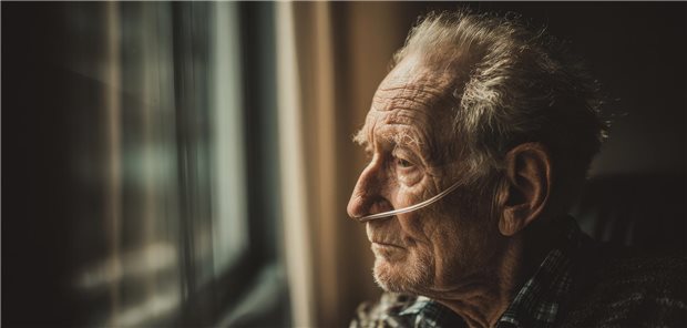 Ein älterer Mann mit Sauerstoffschlauch.