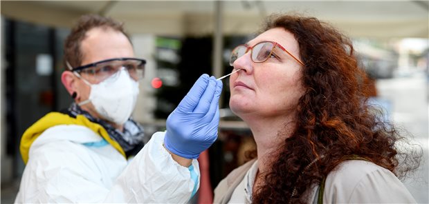 Der „richtige“ Zeitpunkt für Corona-Tests: Bitte an Bayes und den Rachen denken COVID-19-Antigen-Schnelltest auf der Straße: Misst viel Mist, wer viel misst?