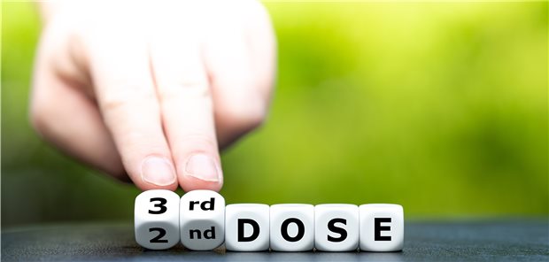 COVID-19-Impfung: Bei Rheuma-Patienten sollte mit Auffrischimpfungen nicht gezögert werden.