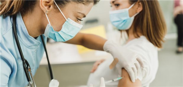 COVID-19-Impfung bei einer Schwangeren: Laut Fachgesellschaften sollte allen schwangeren Frauen sowie insbesondere Frauen mit Planung/Wunsch einer Schwangerschaft eine Auffrischimpfung mit einem Omikron-adaptierten angepassten Impfstoff zur Wintersaison empfohlen werden.
