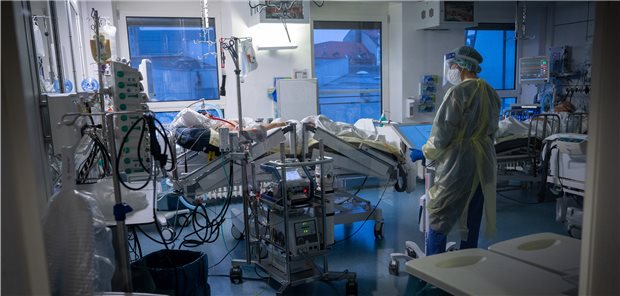 Drei von vier Kliniken verschieben Op – „COVID-19-Radar“ gefordert Ein Patient wird auf der COVID-19-Intensivstation des Klinikum „Rechts der Isar“ von einer Fachkraft medizinisch betreut.