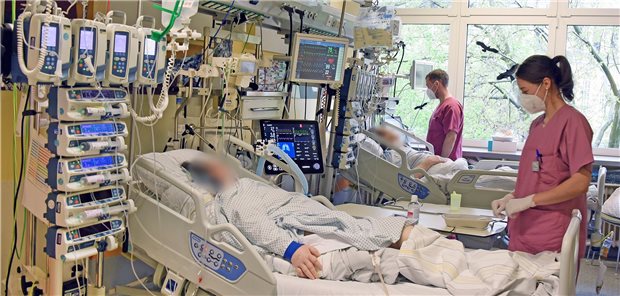 DKG legt neues Pandemie-Warnkonzept vor COVID-19-Patienten auf einer Intensivstation (Archivbild): Um die Auslastung der Kliniken besser einschätzen zu können, schlägt die Deutsche Krankenhausgesellschaft einen Indikatorenmix vor, der neben der Inzidenz die Hospitalisierungsrate, Impfquoten und Teststrategien berücksichtigt.