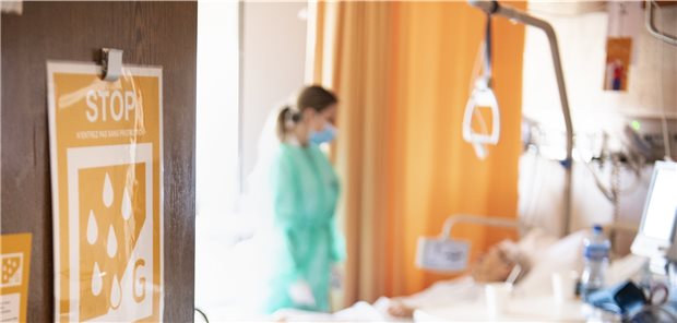 COVID-19-Patientin im Krankenhaus: Weltweit suchen Forscher nach Therapieansätzen.