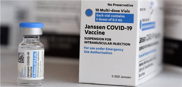 FDA empfiehlt Impfstopp für Corona-Vakzine von Johnson & Johnson COVID-19-Vakzine von Johnson & Johnson in Florida: Vor weiteren Impfungen wollen CDC und FDA zunächst Sicherheitssignale prüfen.