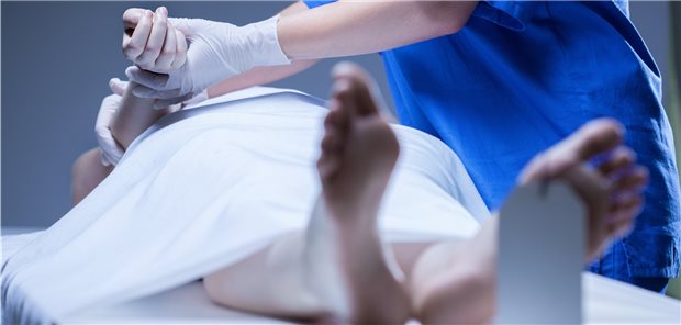 COVID-Tote trotz Impfung haben im Schnitt 2,9 weitere Todesursachen COVID-19-bedingte Todesfälle unter vollständig Geimpften sind extrem ungewöhnlich. Am häufigsten sterben Menschen, die älter als 75 Jahre sind und zahlreiche Komorbiditäten haben.