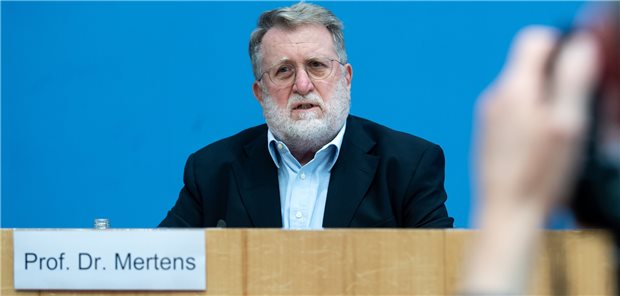 STIKO rät weiter zu Boostern prioritär in Risikogruppen COVID-Impf-Booster für alle? Noch nicht! STIKO-Chef Professor Thomas Mertens vergangene Woche.