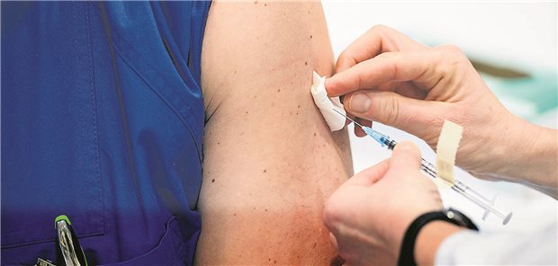 Beschwerden nach COVID-Impfung: Das denken Hausärztinnen und Hausärzte über Post-Vac COVID-Impfung: Post-Vac-Symptome sind in vielen hausärztlichen Praxen Thema und Anlass für Beratungsgespräche. Darauf deutet eine Umfrage in Forschungspraxen-Netzwerken.
