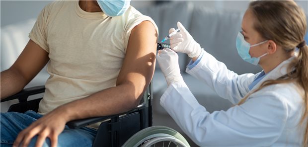 COVID-Impfung bei MS: Im Einzelfall sind häufigere Booster-Impfungen zu erwägen (Symbolbild mit Fotomodellen).