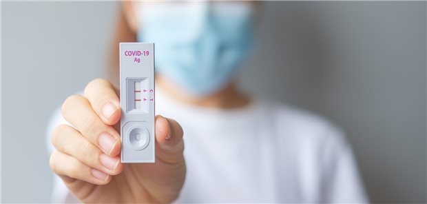 COVID-Schnelltest positiv: Der Schutzeffekt durch Grundimmunisierung mit einem COVID-Impfstoff geht bei der Omikron-Variante von SARS-CoV-2 deutlich schneller zurück als bei der Delta-Variante. (Symbolbild mit Fotomodell)

