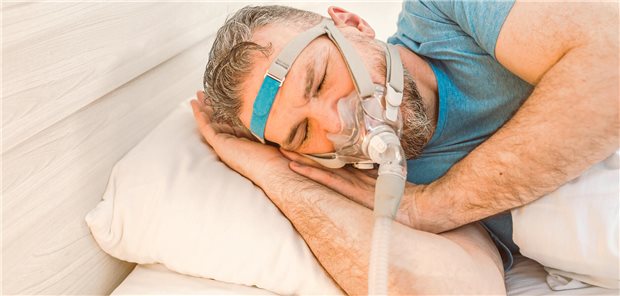 CPAP-Therapie: Die Adhärenz ist einer aktuellen Analyse zufolge entscheidend, wenn es um den Schutz von Herz- und Hirngefäßen bei Schlafapnoe geht.