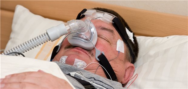 CPAP-Therapie: Wenn Patienten mit obstruktiver Schlafapnoe trotz einer solchen Behandlung an übermäßiger Tagesschläfrigkeit leiden, kann eine medikamentöse Therapie helfen.