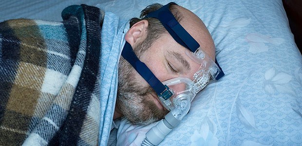 Schmerzen durch nächtliche Atemaussetzer? CPAP-Therapie bei Schlafapnoe.