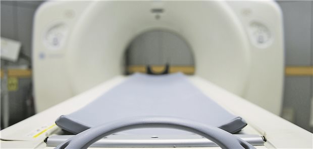 CT-Scanner vor dem Einsatz: Auch Radiologen dürfen in Teil-BAG mit aufgenommen werden, wenn die Honorarverteilung mit den zuweisenden Ärzten korrekt läuft. Das hat der BGH entschieden. Die Antikorruptionsparagrafen haben die Teilgemeinschaften aber am Ende dann doch gebremst.