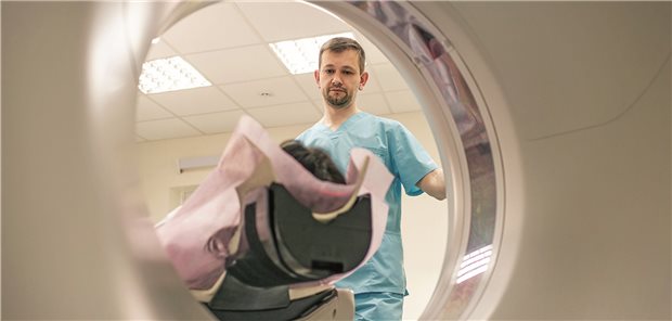 CT-Untersuchung: Die Studienautoren fordern, nur notwendige CT mit möglichst geringer Strahlendosis und maximalem klinischem Nutzen durchzuführen.
