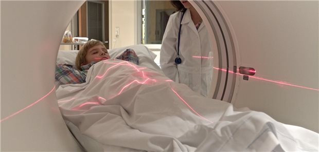 CT-Untersuchungen liefern wichtige diagnostische Informationen. Gleichzeitig sind die Patientinnen und Patienten einer höheren Strahlendosis ausgesetzt als bei Röntgenaufnahmen.