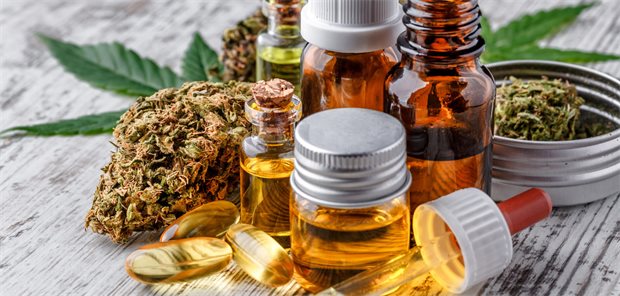 Cannabispräparate auf einem Tisch