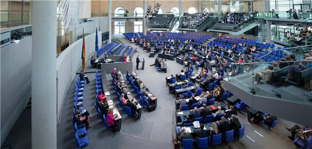 Neuer Fahrplan für Cannabis-Gesetz – und eine Warnung aus München Blick in den Bundestag.