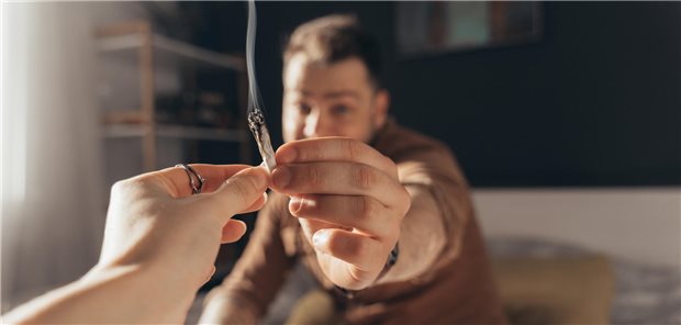 Ärzte und Apotheker warnen vor Cannabis-Legalisierung Mann gibt Joint weiter.