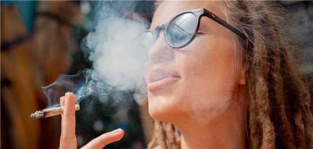 Cannabis-Konsum wird in den USA in immer mehr Staaten legalisiert. Damit verbundene Risiken in der Schwangerschaft sollten daher verstärkt untersucht werden, meinen Gynäkologen.
