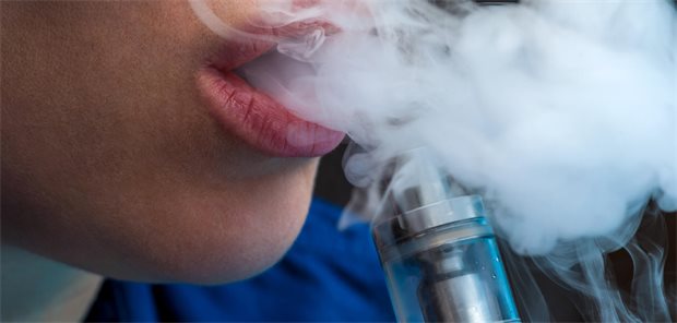 Lippen an Mundstück eines Vaporizers mit ausgeatmetem Rauch