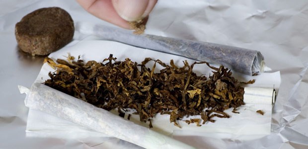 Die Entkriminalisierung gehört auf die Agenda Cannabis zählt zu den weniger gefährlichen Drogen. Die kontrollierte Freigabe wird in Erwägung gezogen.
