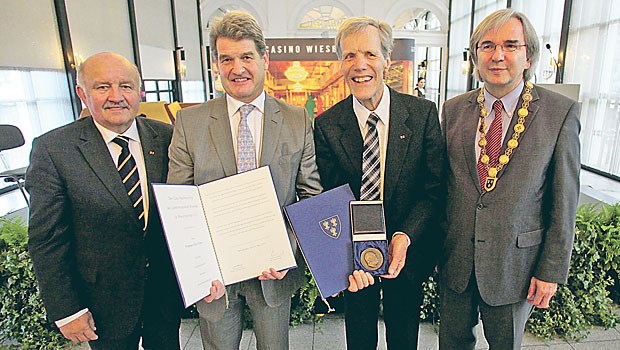 Rheumapreis für den Erfinder von "hit hard and early" Carol-Nachman-Preisträger Prof. Paul Emery (2.v.l.), Träger der Nachman-Medaille Prof. Ernst Feldtkeller (3.v.l.) zusammen mit dem Wiesbadener OB Dr. Helmut Müller (rechts) und Wolfgang Nickel, Stadtverordnetenvorsteher.