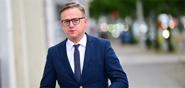 Carsten Linnemann in einem blauen Anzug