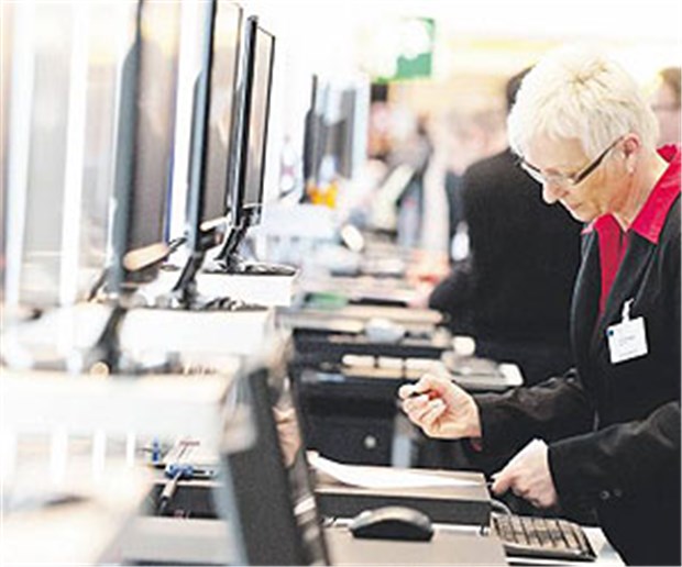 IT-Konzerne setzen auf Gesundheit CeBIT-Besucher auf dem Stand von Microsoft: Der mobile Zugriff auf die Daten wird zunehmend wichtig.