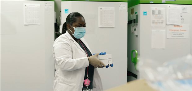 Corona-Impfung in den USA ab Montag geplant Das Foto aus einem Video, das vom Cedars-Sinai Medical Center in Los Angeles zur Verfügung gestellt wurde, zeigt den Raum, in dem sie Coronavirus-Impfstoffe in Super-Kühllagern lagern werden.