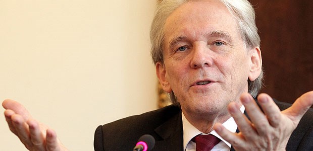 Charité und Herzzentrum müssen zahlen Charité-Vorstandschef Professor Karl Max Einhäupl wies die Kritik zurück: Die Charité habe im Umgang mit dem Ausbruch der Keime auf dem Campus Virchow keine Fehler gemacht.