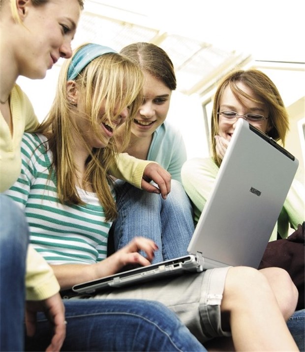 "Seufz", "wink", "grübel" - Sprache im Chat Chatten macht vor allem vielen jungen Leuten Spaß.