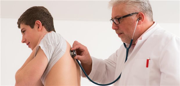 Arzt hört Patient mit Stethoskop ab.