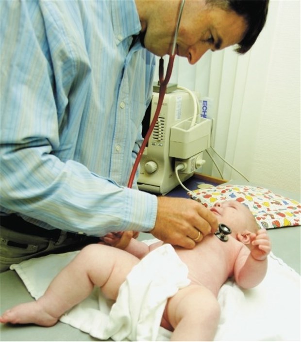 Zu spät zur Kindervorsorge? Krankenkassen zahlen nicht Check up beim Kinderarzt: Viele Politiker sind für regelmäßige Pflichtuntersuchungen, um Kinder vor Misshandlung und Vernachlässigung zu schützen.
