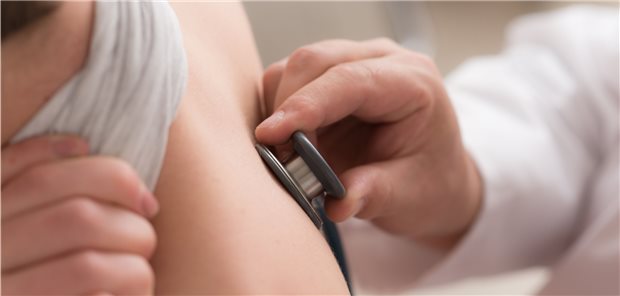 Check von und Lunge und Herz: Bei COPD-Patienten, die eine relevante kardiovaskuläre Erkrankung aufweisen, ist das Risiko für schwere COVID-19-Verläufe deutlich erhöht.