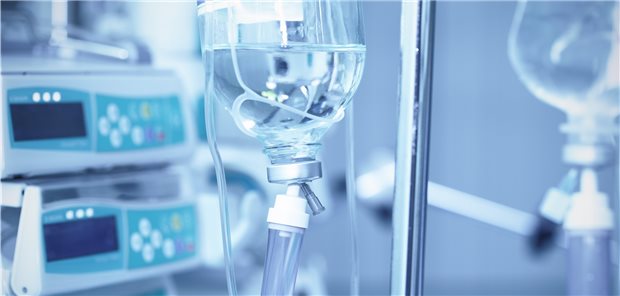 Checkpointhemmer werden per Infusion verabreicht. Die Arzneien stimulieren das Immunsystem.