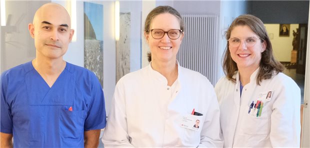 Malteser St. Franziskus Hospital komplettiert Leitungsteam Chefärztin Professor Angela Krackhardt (Mitte) mit den beiden neuen leitenden Oberärzten Dr. Anne Marie Asemissen und Reza Ashrafi.