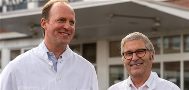 Dr. Immanuel von Bar leitet Chirurgie am St. Marien-Hospital Lüdinghausen Chefarzt Dr. Immanuel von Bar und sein Vorgänger im Amt, Dr. Walter Engels
