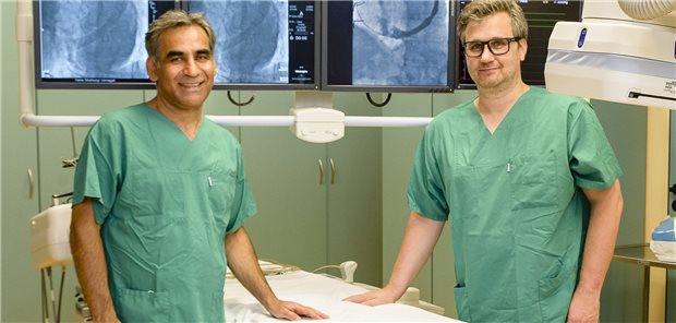 Chefarzt Dr. Sebastian Nuding (re.) und Leitender Oberarzt Dawood Wahidi sind mit der Erweiterung des Leistungsspektrums im Herzkatheterlabor am Krankenhaus St. Elisabeth und St. Barbara zufrieden.