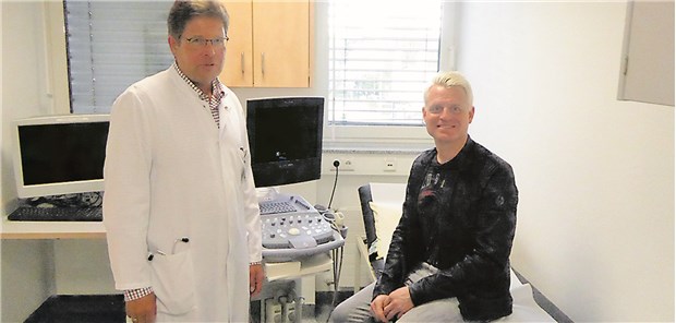 Promi bei der Darmspiegelung Chefarzt Professor Wolfgang Holtmeier (links) erklärt Guido Cantz die Abläufe bei der Darmspiegelung.