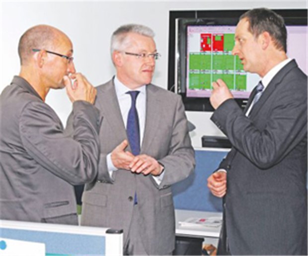 Beispiel COPD: Aus Wettbewerbern werden Partner Chefredakteur Wolfgang van den Bergh (l.) mit Ralf Gorniak und Peter Albiez im Newsroom der "Ärzte Zeitung".