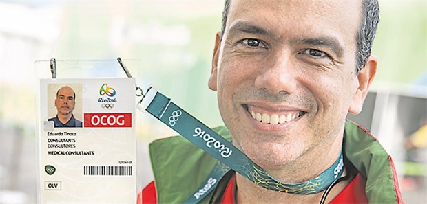 Der Olympia-Zahnarzt Chefzahnarzt Eduaro Tinoco zeigt seine Akkreditierung für die Olympischen Spiele in Rio.